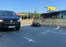 Smrtelná nehoda v Praze: Motorkář podlehl zraněním po střetu s kropicím vozem