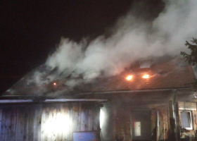 V hořícím domě v Plotišti nalezli hasiči mrtvé tělo