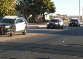 Zástupce šerifa zastřelen ve svém hlídkovém voze v Palmdale