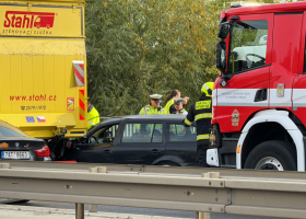 Strakonickou ulici v Praze uzavřela vážná dopravní nehoda autobusu s autem. Přiletěl i vrtulník.