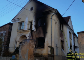 Ohořelé lidské tělo našli hasiči po požáru domu na Tachovsku