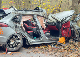 Řidič Porsche narazil u Kamenného Újezdce do stromu. Na místě přistával i vrtulník LZS.