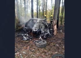 Dva mrtví po nehodě na Hradecku. Auto po nárazu do stromu začalo hořet.