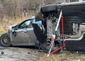 BMW skončilo na boku po nehodě tří aut v Patočkově ulici v Praze