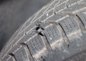 Poškodí pneumatiku zatímco nakupujete, při opravě vás okradou