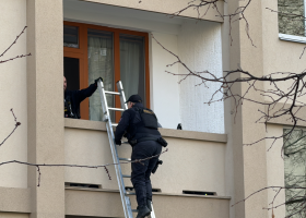 Žena, na níž byl vydán příkaz k zatčení, skončila  v pražských Strašnicích na trávníku pod oknem
