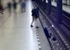 Shodil muže do kolejiště metra. Pátrá po něm policie
