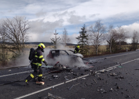 Vážná dopravní nehoda tří aut u Svitav, jedno shořelo