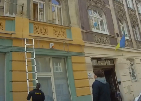 Batole stálo v okně, zachránili ho pražští "cizináři"