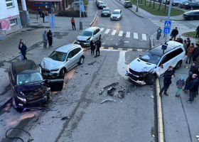 Nehoda několika aut v Praze, řidič z místa utekl
