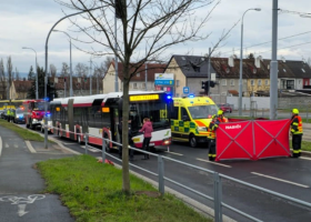 Autobus v Plzni srazil chodce, zemřel