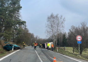 Vážná dopravní nehoda uzavřela silnici ve Stříteži na Trutnov