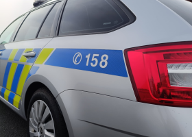 Zfetovaný řidič ujížděl hradeckým policistům, v autě měl šestiletého chlapce