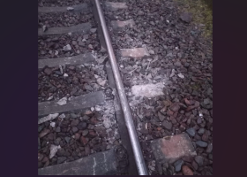 Vlak u Plzně narazil na betonovou překážku, kterou tam někdo umístil