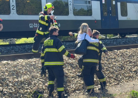 Po střetu s vlakem zemřel v Praze člověk, cestující museli evakuovat