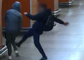 Napadal bezdůvodně lidi v metru, policie hledá další poškozené