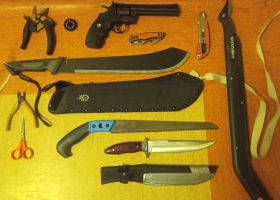 Opilý muž obtěžoval hosty restaurace, policisté u něho našli mačetu a další zbraně