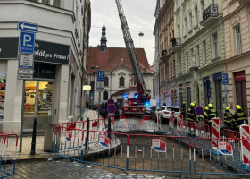 Těžká noc pražské policie. Jeden muž chtěl skočit ze střechy, druhý se upálit