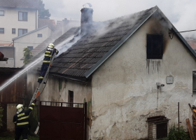 Dvě mrtvá těla našli hasiči po požáru domu na Jihlavsku
