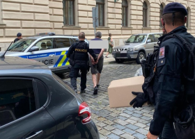 Zásahovka zdržela muže, který vyhrožoval střelbou v Plzni