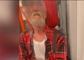 Policisté hledají dalšího onanistu z metra, starší šedivý muž s lebkou na koleni