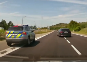 Cizinec ujížděl rakouským policistům, nakonec ho dopadli ti čeští