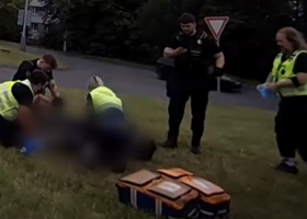 Policisté si všimli bezvládně ležícího muže, neváhali a zachránili mu život