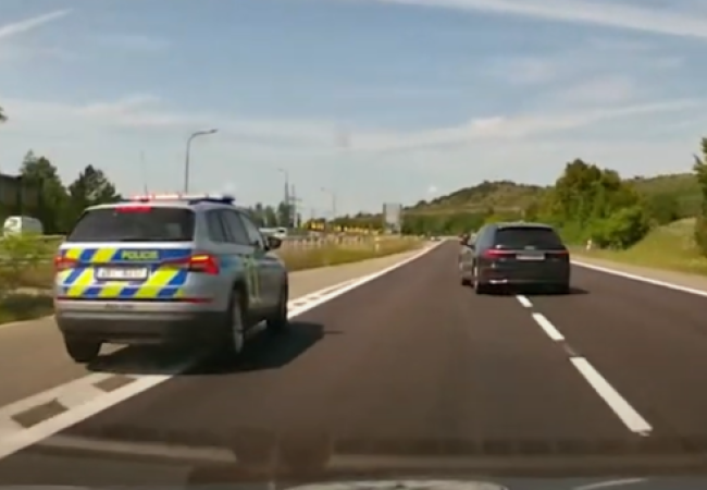 Cizinec ujížděl rakouským policistům, nakonec ho dopadli ti čeští